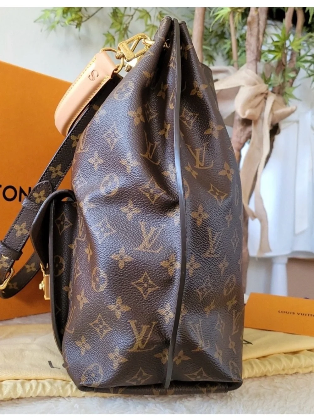 Authentic Louis Vuitton Brown Monogram Metis bag with Gold Hardware.